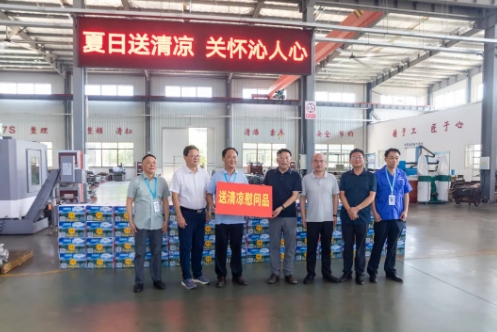 縣委書記施懷中一行來到江南泵閥集團(tuán)開展“送清涼”走訪慰問活動(dòng)